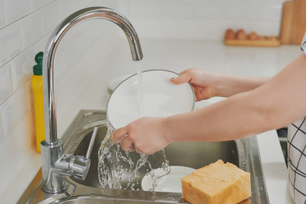 The salt-in-dish-soap trick: the simple kitchen cocktail solving a stubborn cleaning problem